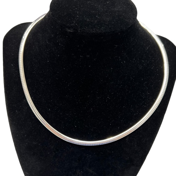 VINTAGE ITALIAN STERLING SILVER 16" DOMED OMEGA CHAIN NECKLACE - Picture 4 of 9